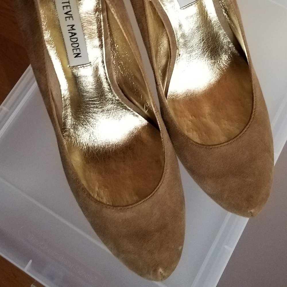 STEVE MADDEN SUEDE PUMPS